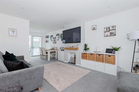 42 Chilgrove Close, Goring By Sea, Worthing, BN12 6NG