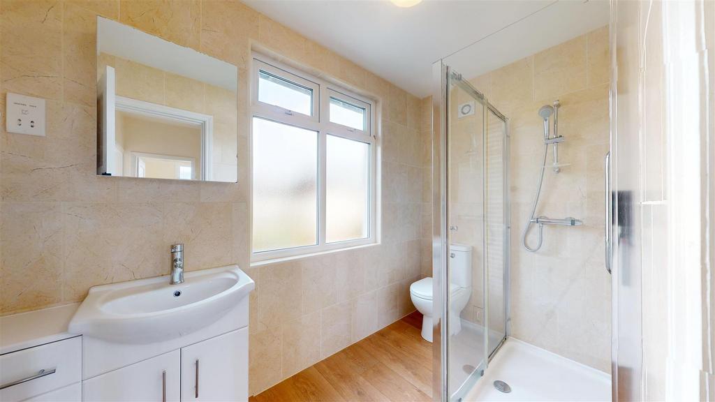 Hafren Road 24 Bathroom.jpg