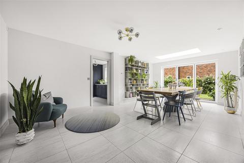 2 Dene Close, Playhatch, Reading, RG4 9FB