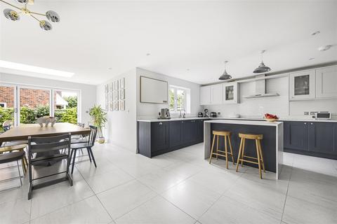 2 Dene Close, Playhatch, Reading, RG4 9FB