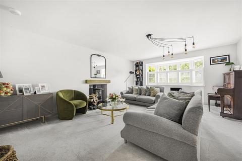 2 Dene Close, Playhatch, Reading, RG4 9FB