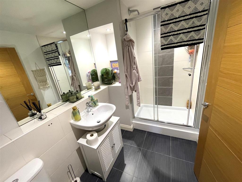 Bed 2 Ensuite.jpg