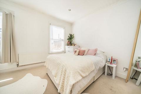 104 Graveney Road, London, SW17 0EH