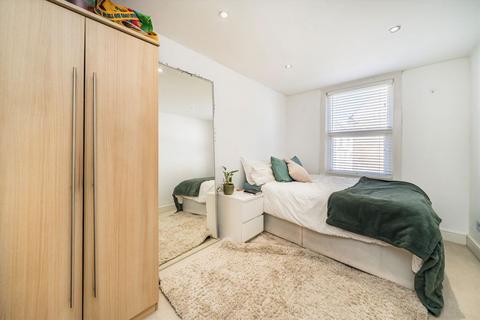 104 Graveney Road, London, SW17 0EH