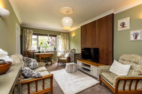 2 bedroom flat for sale, St. Helens Crescent, Burton Joyce, Nottingham
