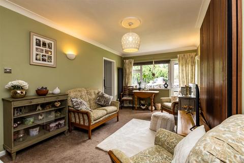 2 bedroom flat for sale, St. Helens Crescent, Burton Joyce, Nottingham
