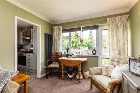 2 bedroom flat for sale, St. Helens Crescent, Burton Joyce, Nottingham