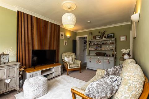 2 bedroom flat for sale, St. Helens Crescent, Burton Joyce, Nottingham