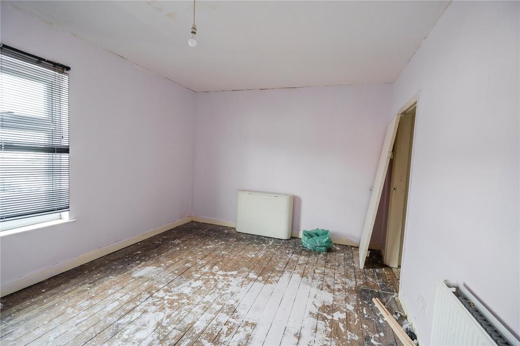Bedroom 1 (2)