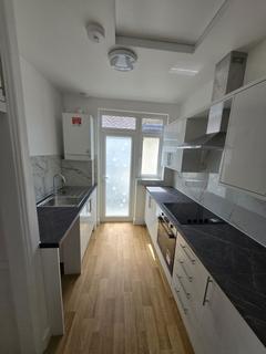 3 bedroom bungalow to rent, Kelston Road, Barkingside