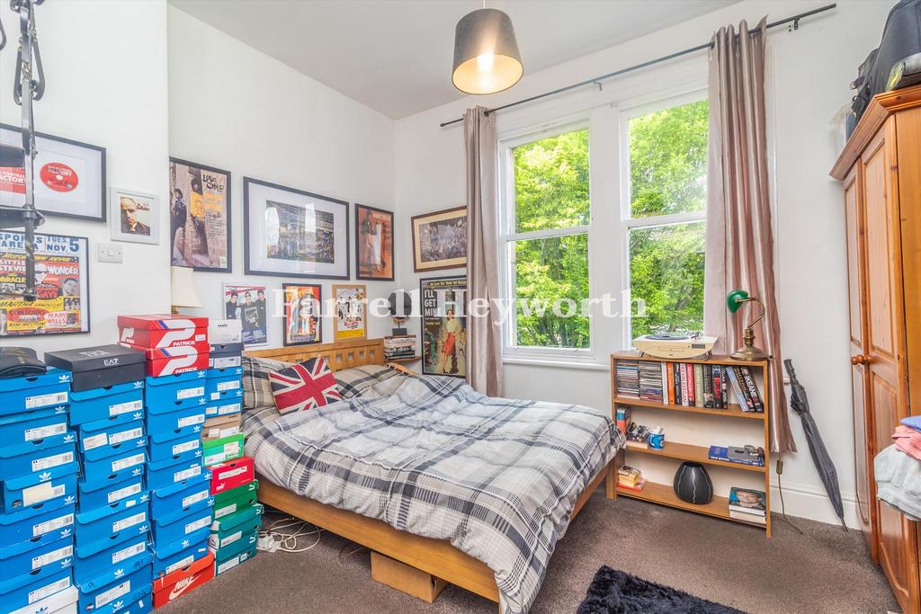 Bedroom 1 image 2