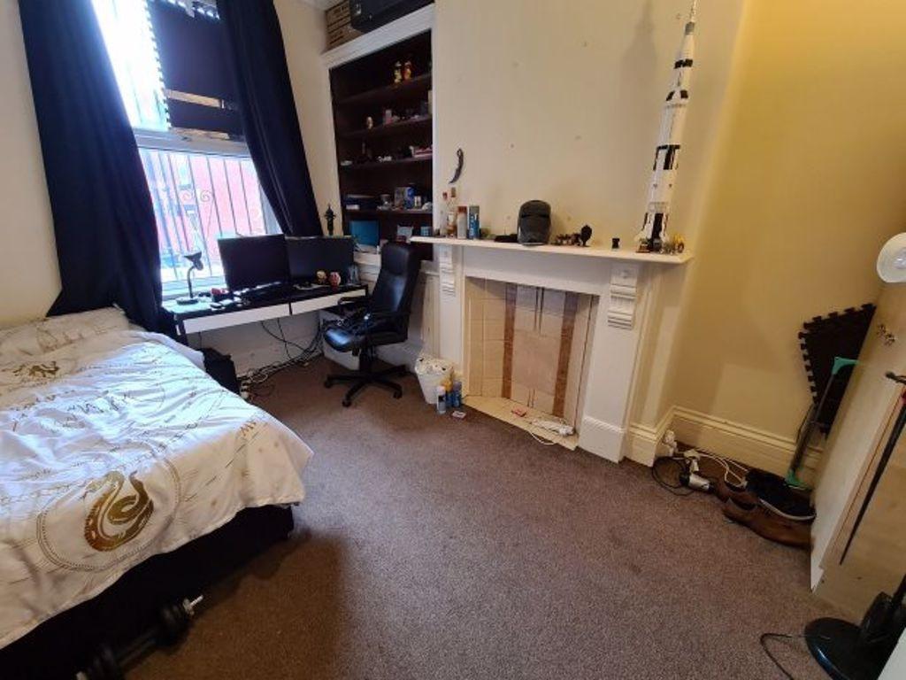 A cozy single bedroom featuring a comfortable b...