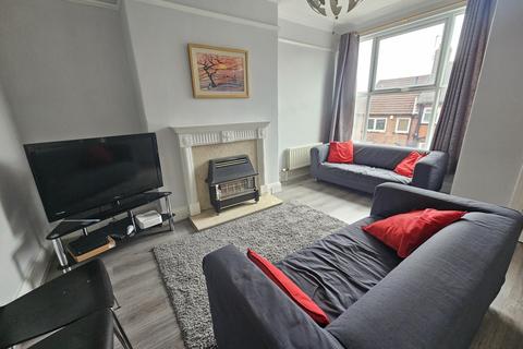 4 bedroom house to rent, Knowle Mount, Leeds LS4