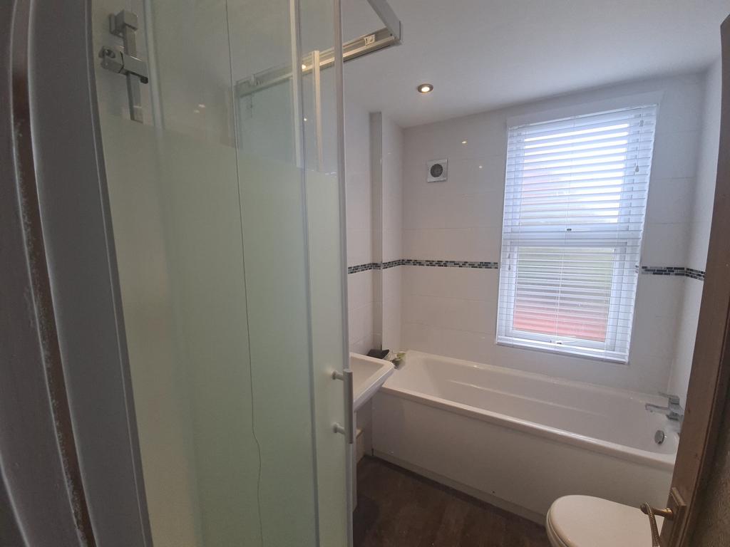 A spacious and well-maintained bathroom featuri...