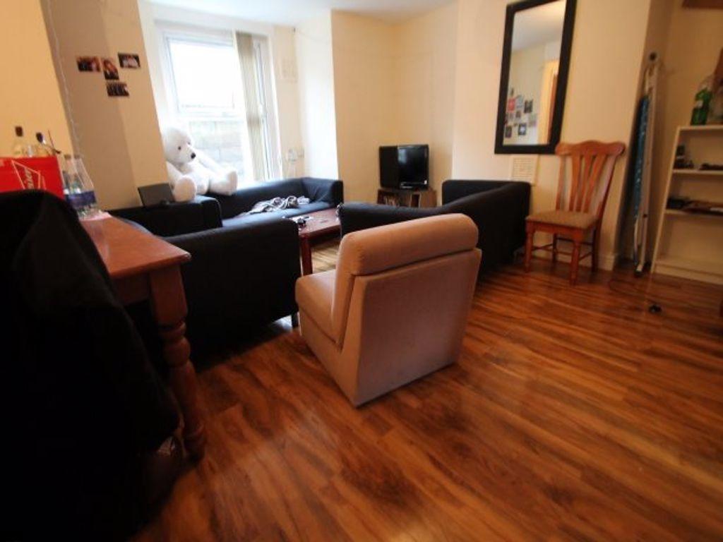 A welcoming and well-maintained living room fea...
