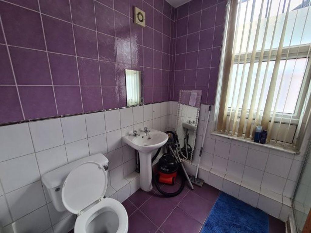 A well-maintained bathroom suite featuring a la...