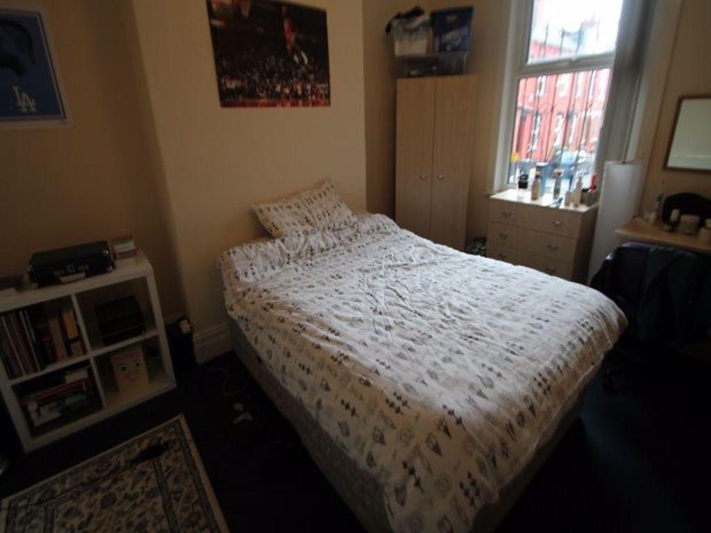 A well-presented double bedroom featuring a coz...