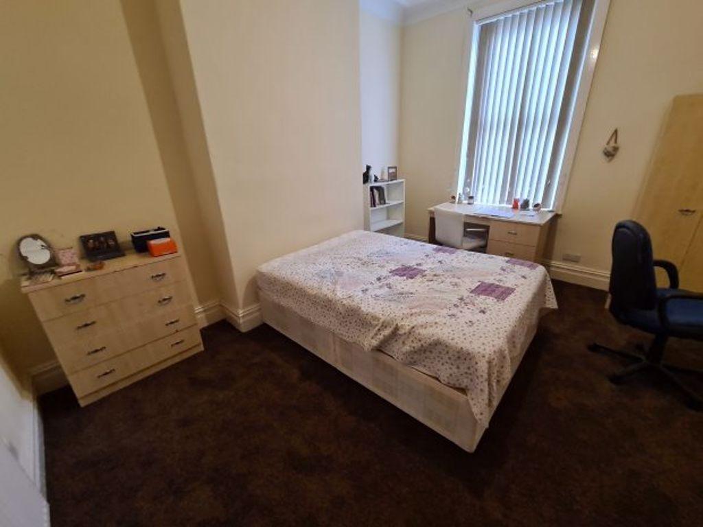 A well-maintained double bedroom featuring a co...