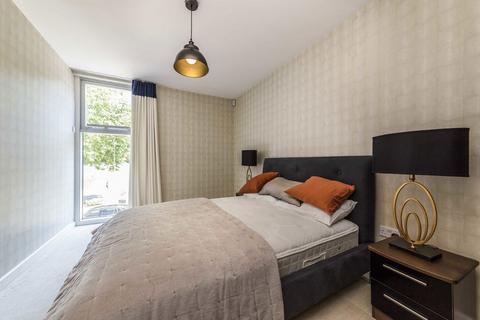 2 bedroom flat for sale, Colonial Drive, London W4