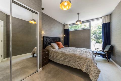 2 bedroom flat for sale, Colonial Drive, London W4