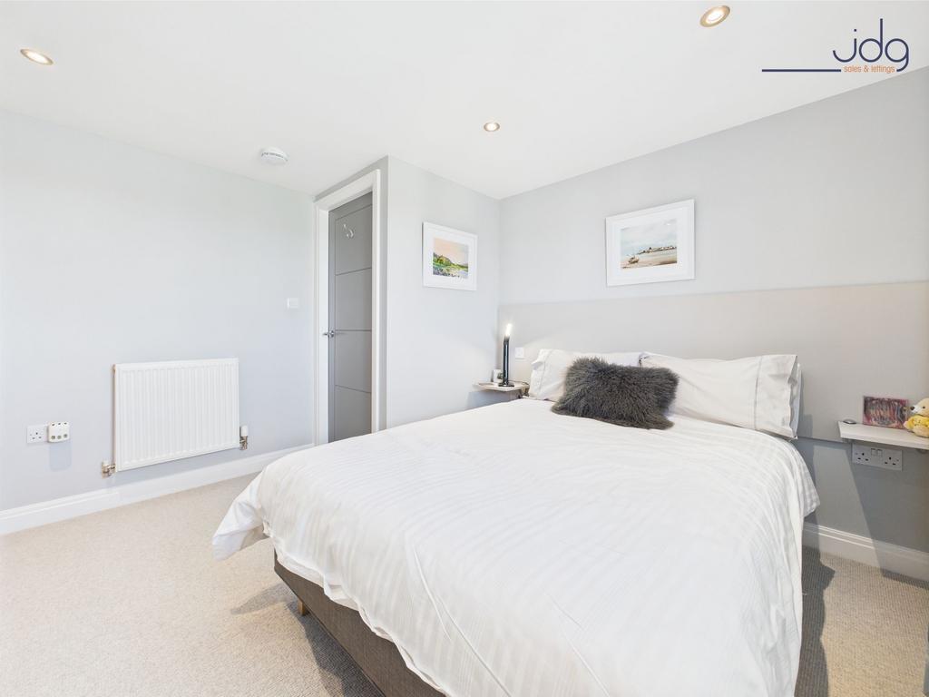 Double Bedroom with built in wardrobes 2