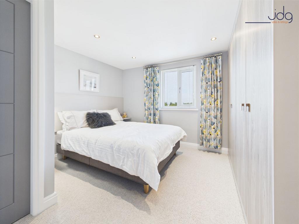 Double Bedroom with built in wardrobes 2
