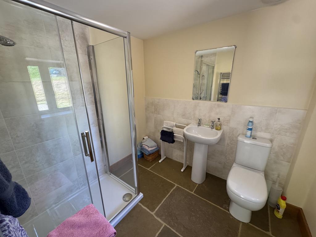Shower room off