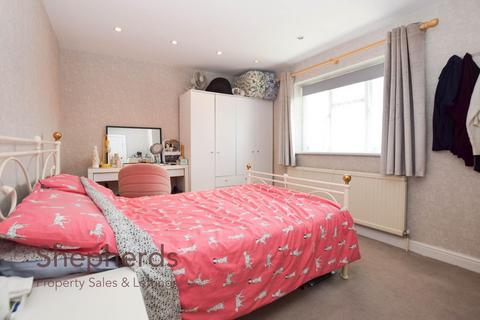 59 Hillview Gardens, Cheshunt, Waltham Cross, EN8 0PB