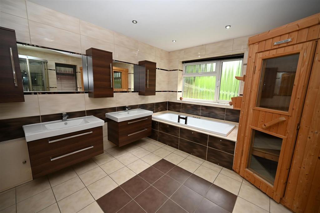 En suite bed 1.JPG
