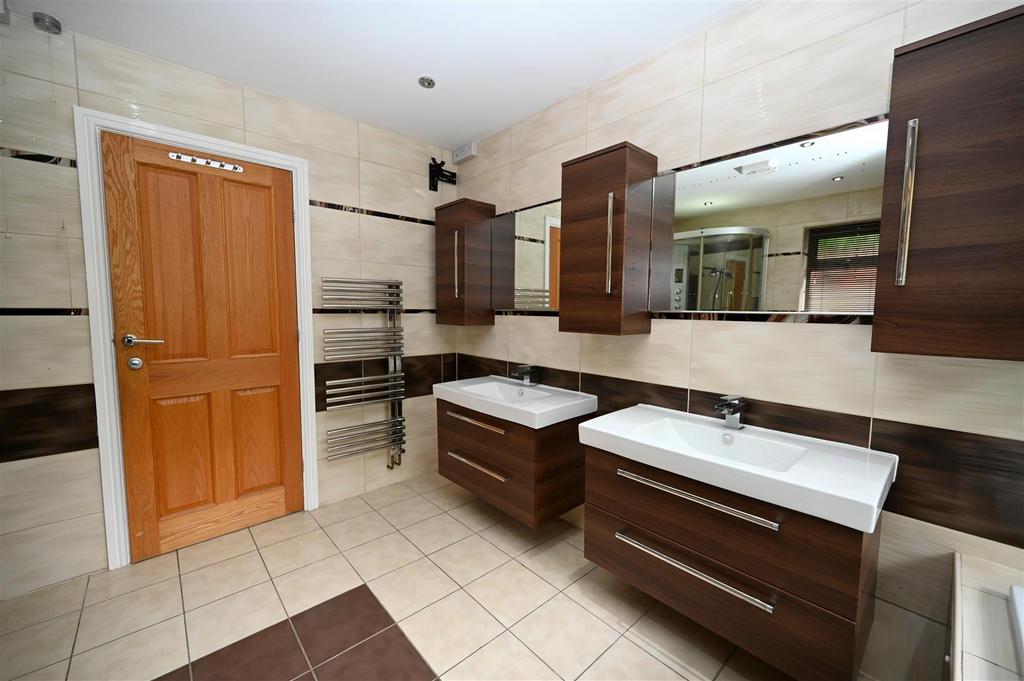 En suite bed 1c.JPG