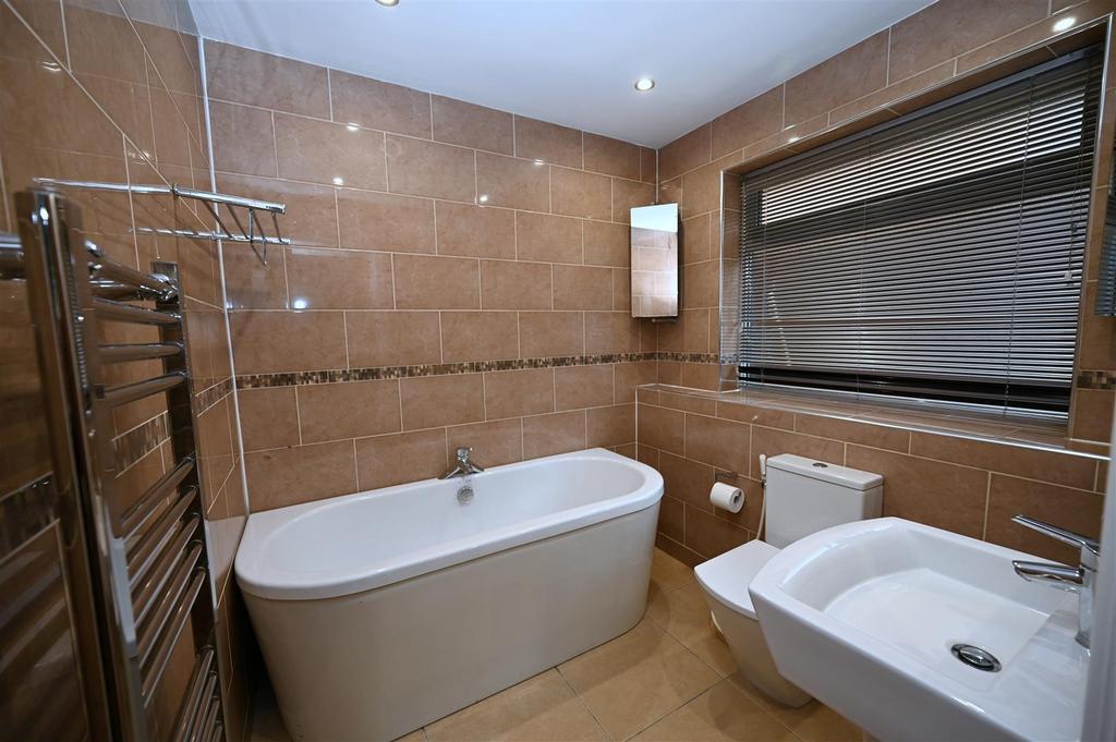 Ensuite bed 2.JPG