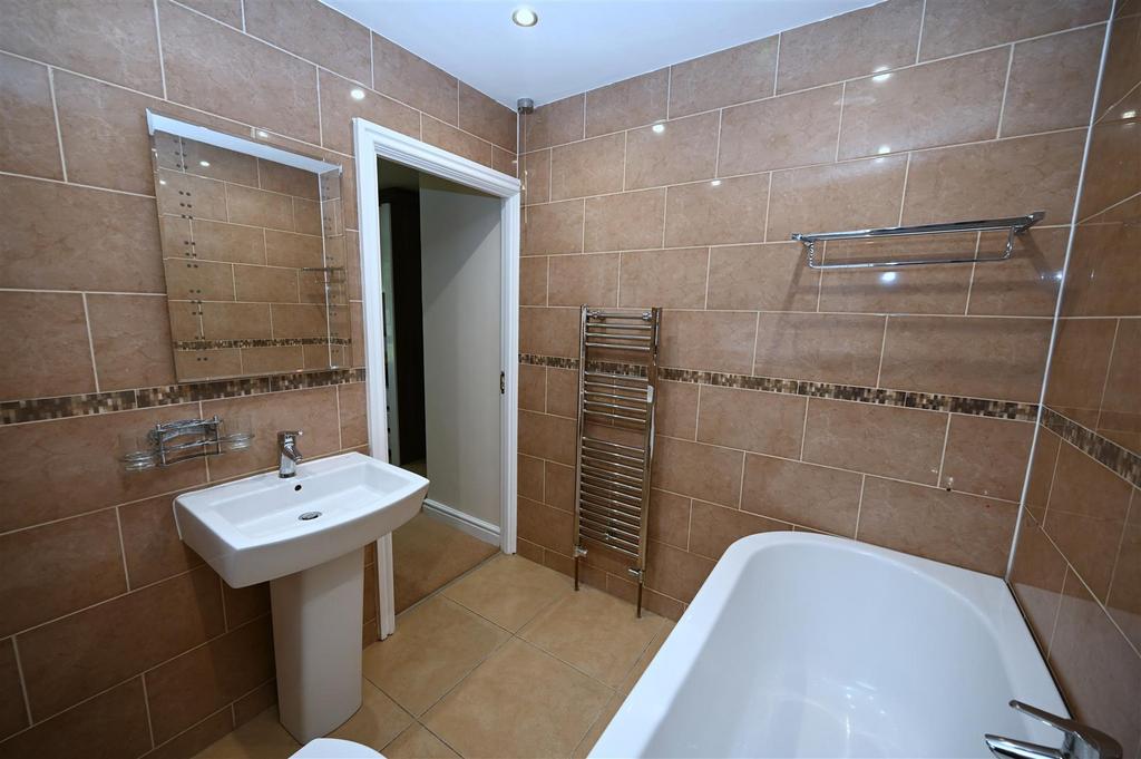 En suite bed 2 b.JPG