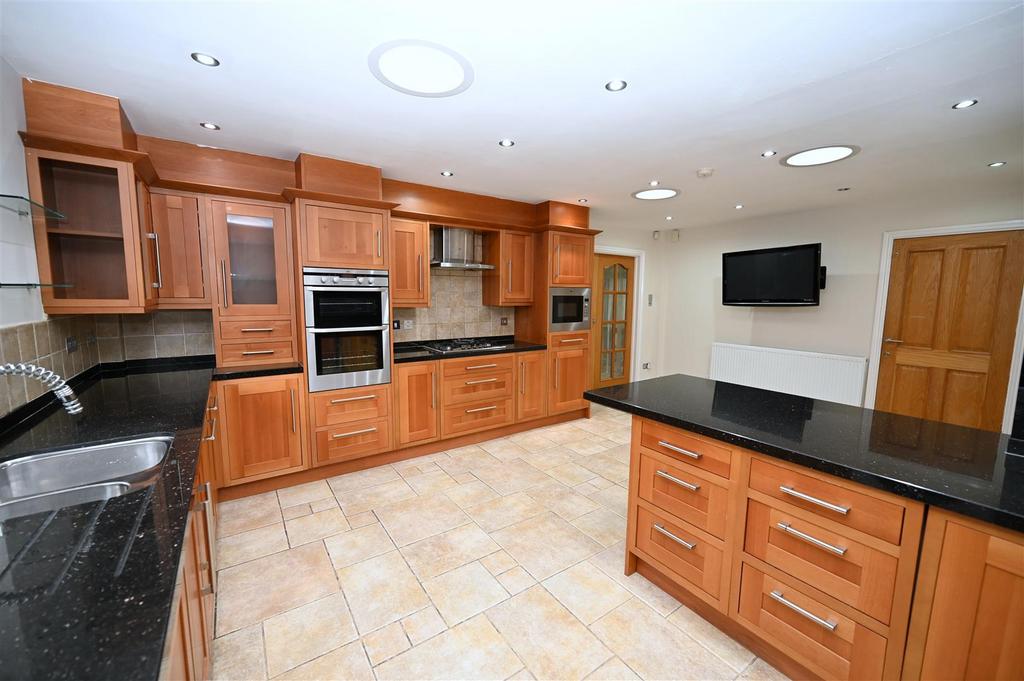 Kitchen 2.JPG