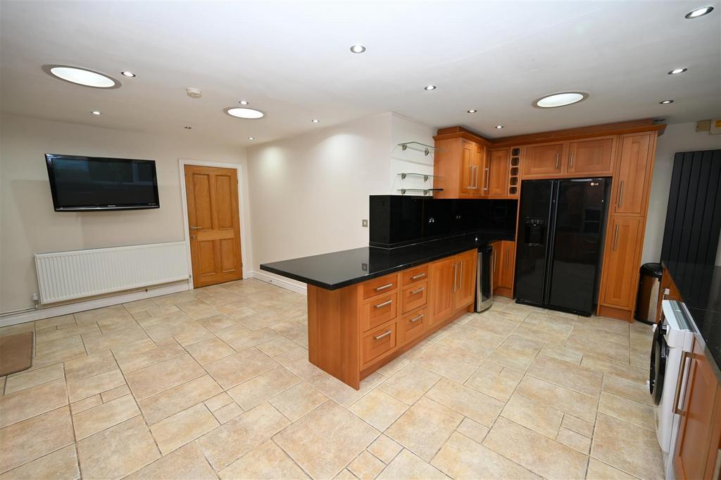 Kitchen 3.JPG