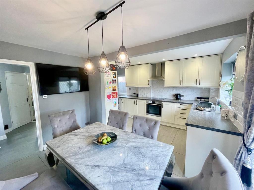 Kitchen 2.jpg