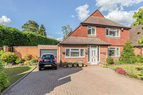 4 bedroom detached house for sale, Hamilton Avenue, Surrey GU22