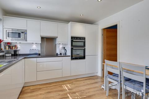 3 bedroom semi-detached house for sale, Heath Walk, Dewsbury, WF12