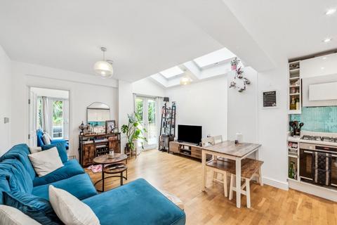 2 bedroom flat for sale, Chaucer Road, London W3