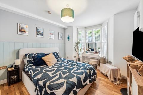 2 bedroom flat for sale, Chaucer Road, London W3