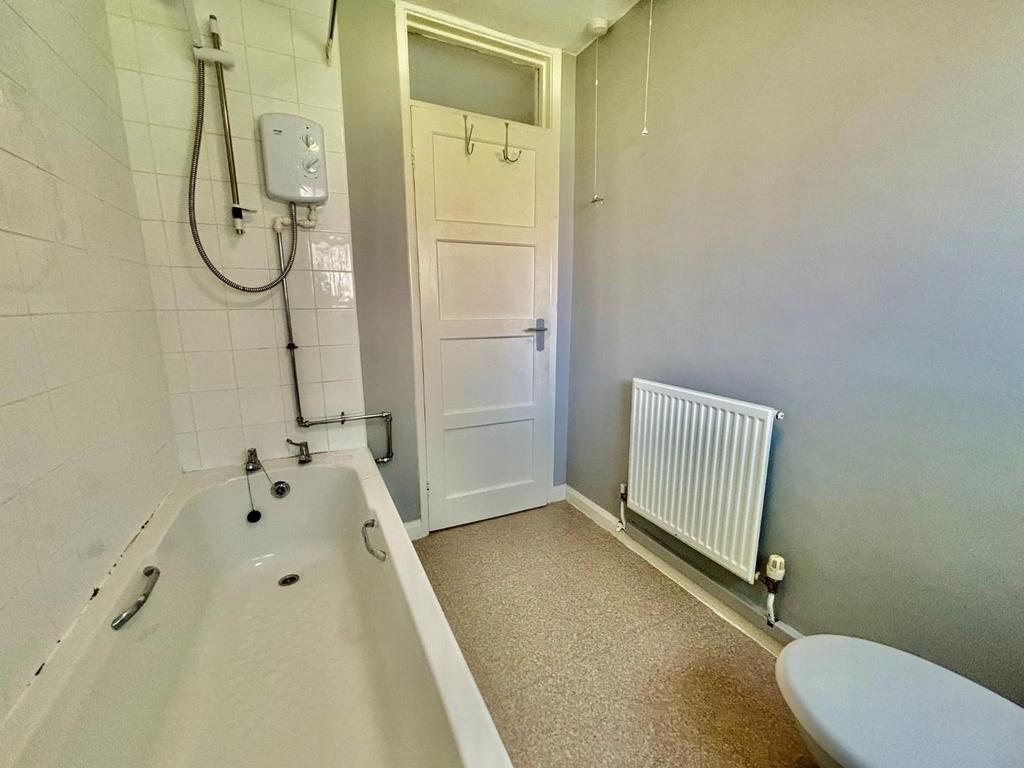 71 Greenwood Bathroom.jpg
