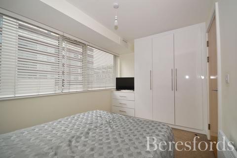 2 bedroom apartment for sale, Queens Moat House, 22 St. Edwards Way, RM1