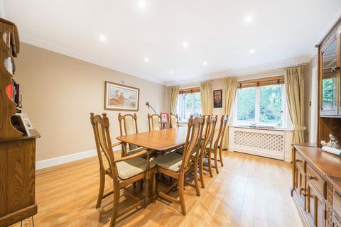 6 Cookham Dene Close, Chislehurst, BR7 5QW