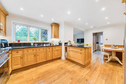 6 Cookham Dene Close, Chislehurst, BR7 5QW