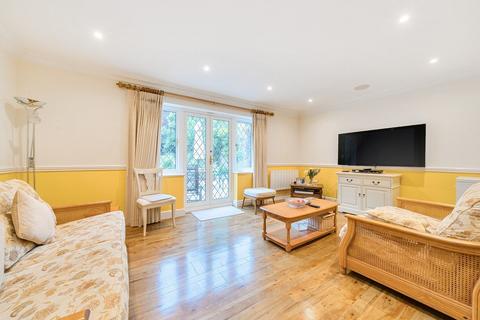 6 Cookham Dene Close, Chislehurst, BR7 5QW