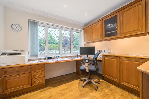 6 Cookham Dene Close, Chislehurst, BR7 5QW