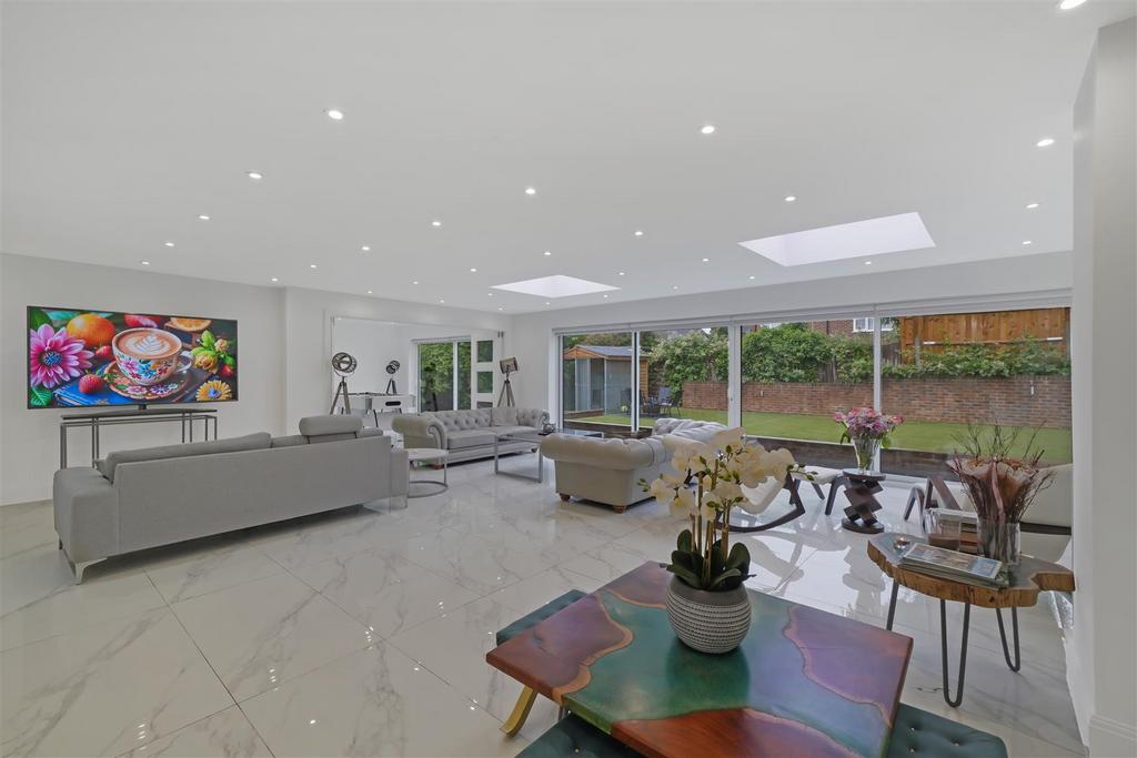 4 Sackville Close - HAQy NKXR4f Dg4 YXy33 XC.jpg