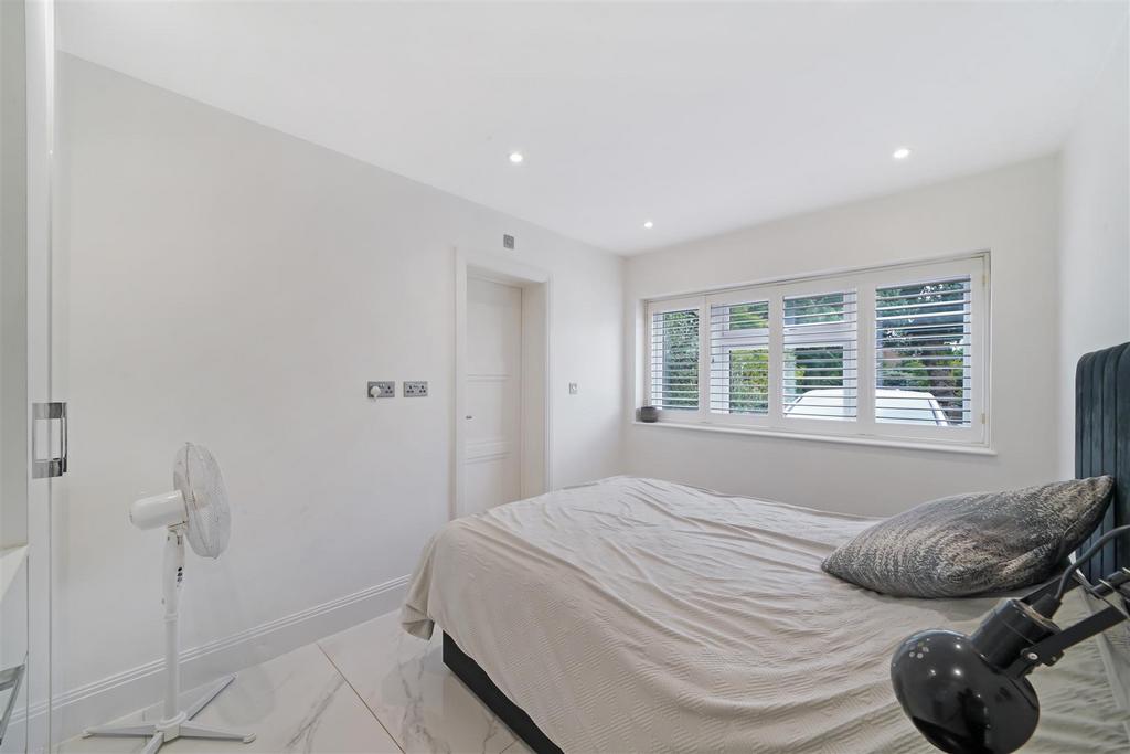 4 Sackville Close - h TFb ULFhrhz9 ABLr N2 Wr.jpg