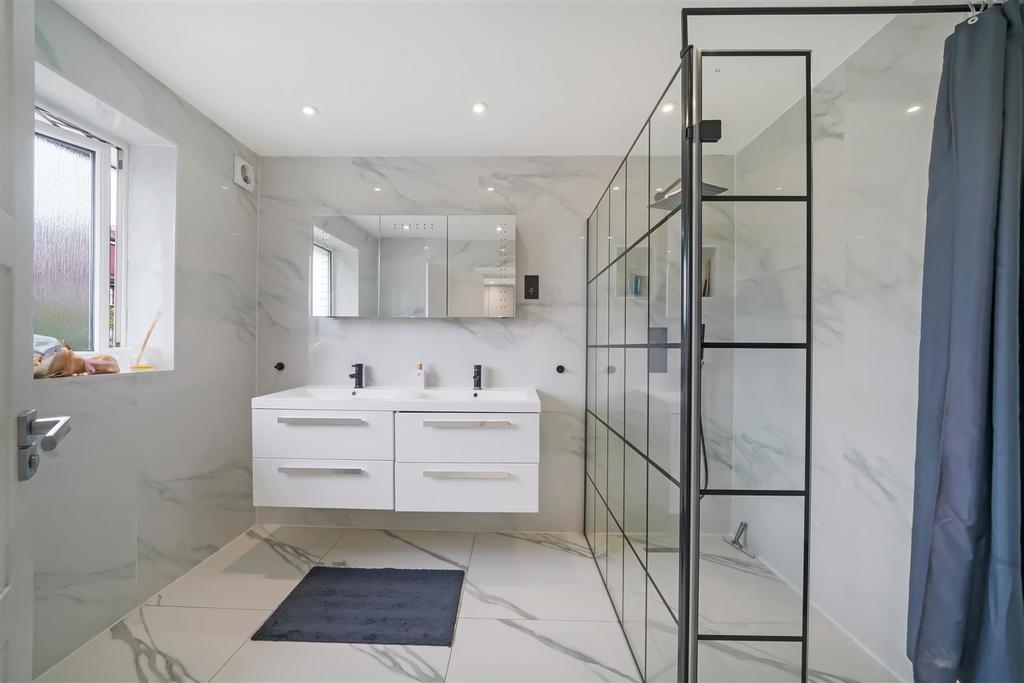 4 Sackville Close - lc Ph Hso31 I1e7 YUkv Ro B.jpg