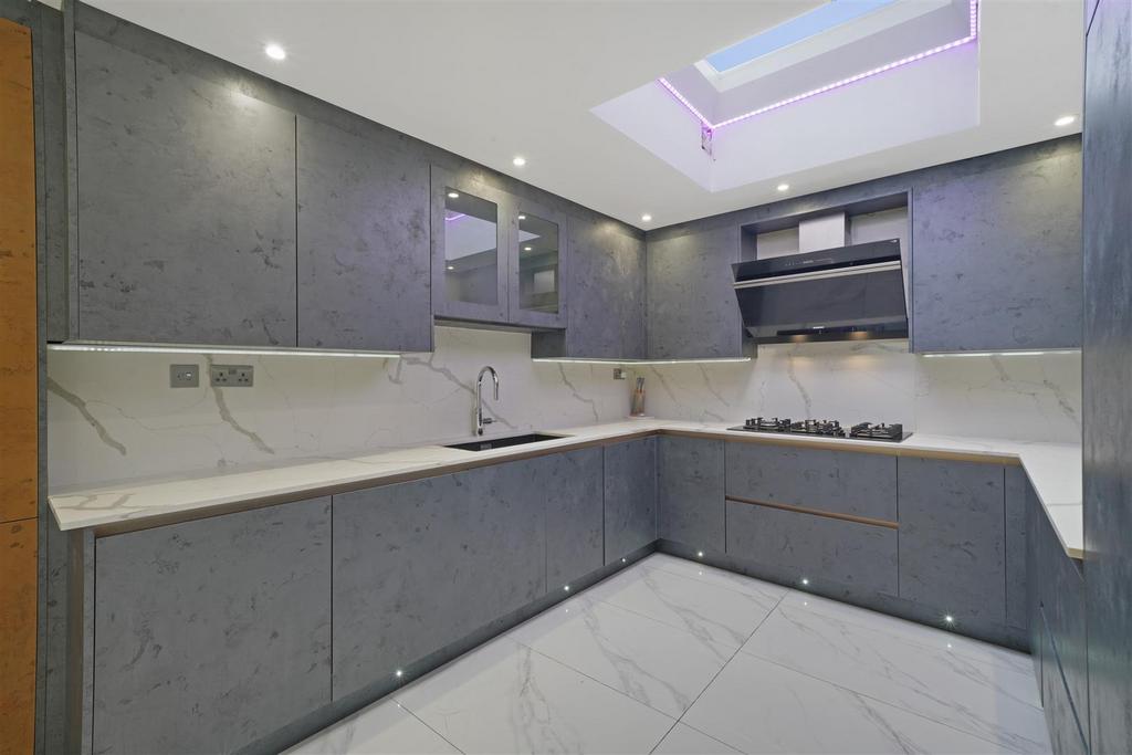 4 Sackville Close - GXF4hbq G82si ETWnp Hz Y.jpg