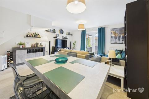 16 Geoff Morrison Way, Uttoxeter, ST14 7SR